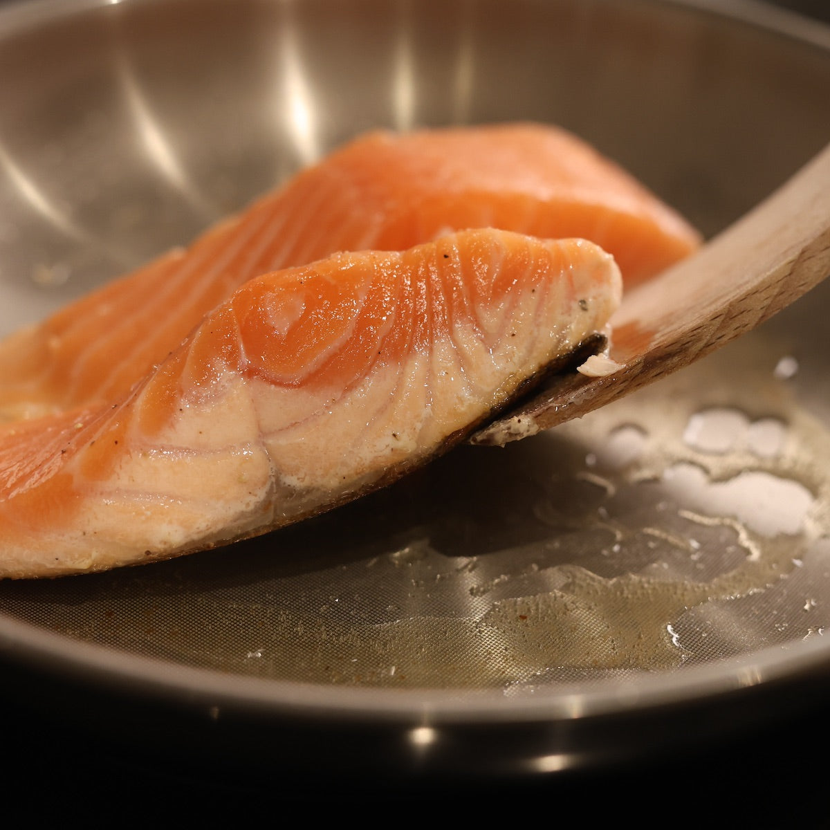 Zalm bakt in een PFAS-vrije pan en laat gemakkelijk los