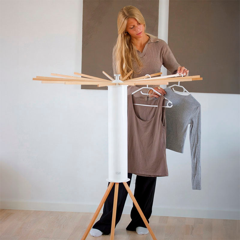 Vrouw bij het SmartRack droogrek: compacte droogoplossing voor een appartement