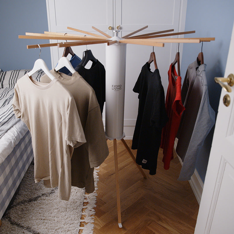 SmartRack droogrek in de slaapkamer naast het bed
